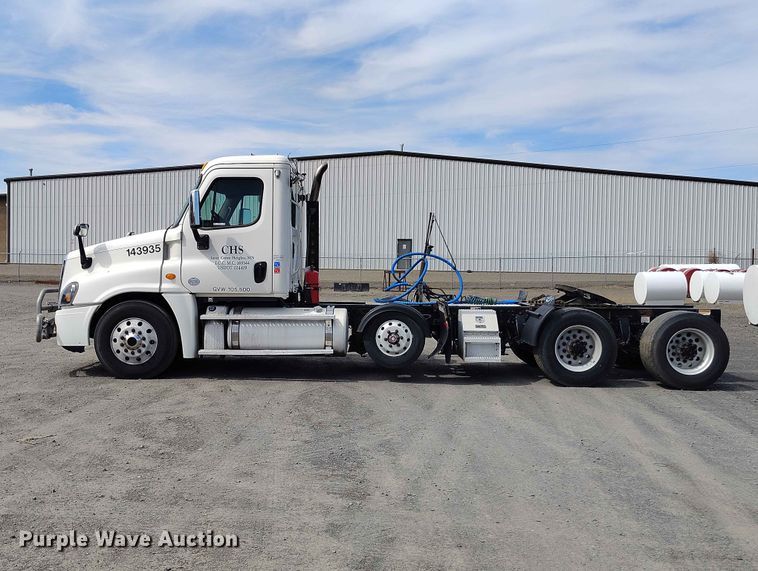 image for item EW1017 2014 Freightliner Cascadia semi truck