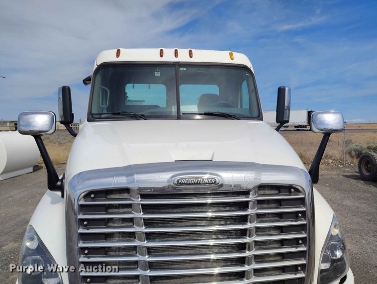 image for item EW1017 2014 Freightliner Cascadia semi truck