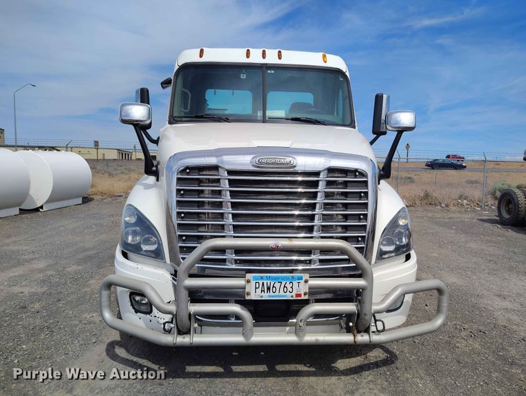 image for item EW1017 2014 Freightliner Cascadia semi truck
