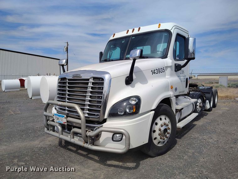 image for item EW1017 2014 Freightliner Cascadia semi truck