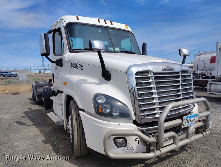 image for item EW1017 2014 Freightliner Cascadia semi truck