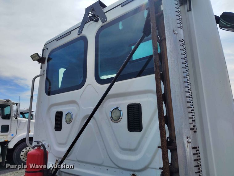 image for item EW1017 2014 Freightliner Cascadia semi truck
