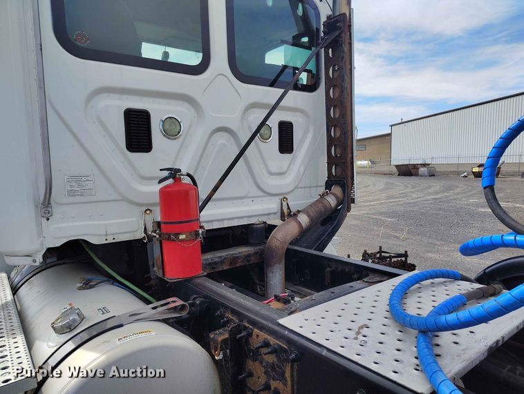 image for item EW1017 2014 Freightliner Cascadia semi truck