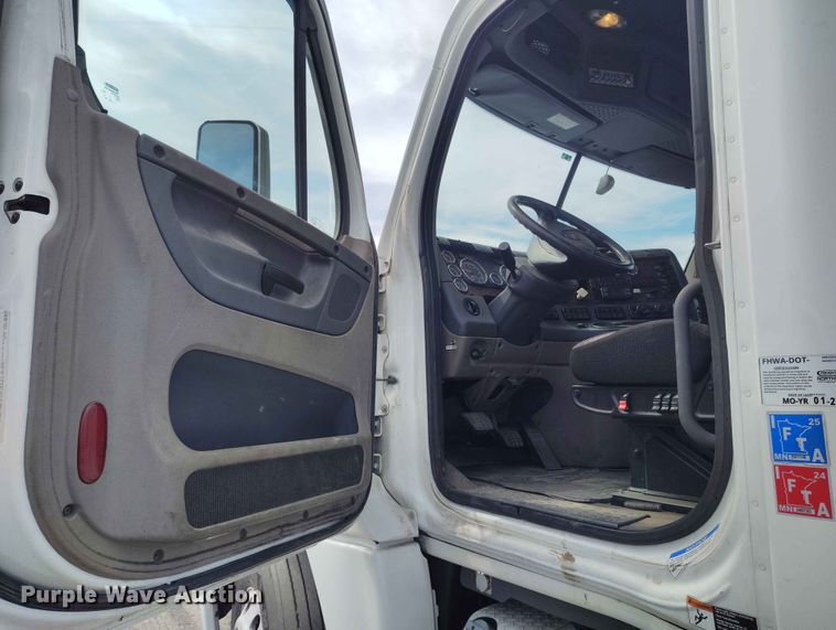image for item EW1017 2014 Freightliner Cascadia semi truck