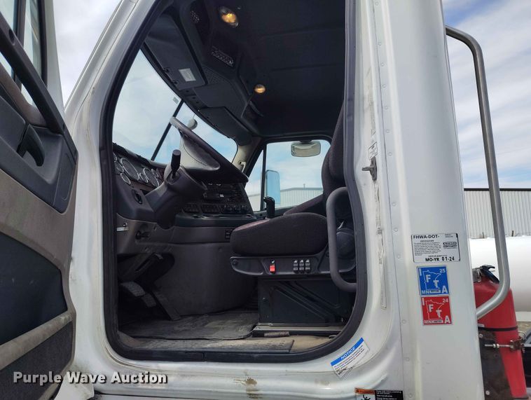 image for item EW1017 2014 Freightliner Cascadia semi truck