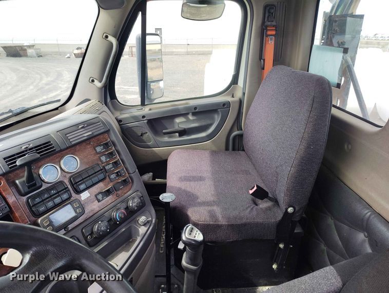 image for item EW1017 2014 Freightliner Cascadia semi truck