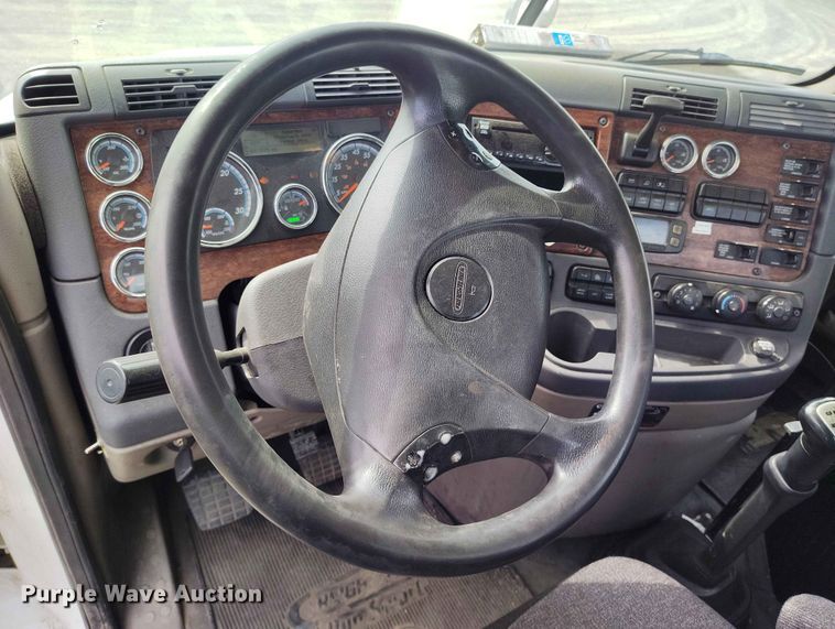 image for item EW1017 2014 Freightliner Cascadia semi truck