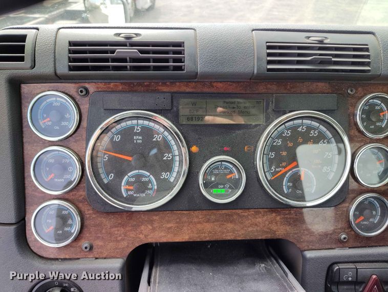 image for item EW1017 2014 Freightliner Cascadia semi truck