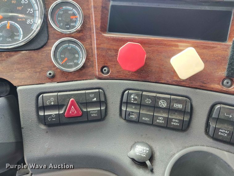 image for item EW1017 2014 Freightliner Cascadia semi truck