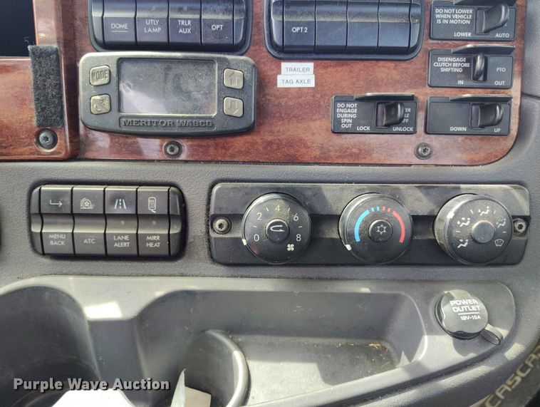 image for item EW1017 2014 Freightliner Cascadia semi truck