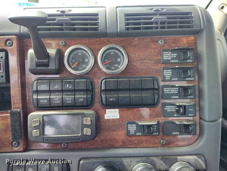 image for item EW1017 2014 Freightliner Cascadia semi truck