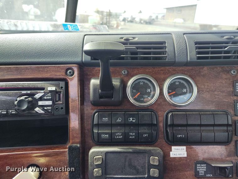 image for item EW1017 2014 Freightliner Cascadia semi truck