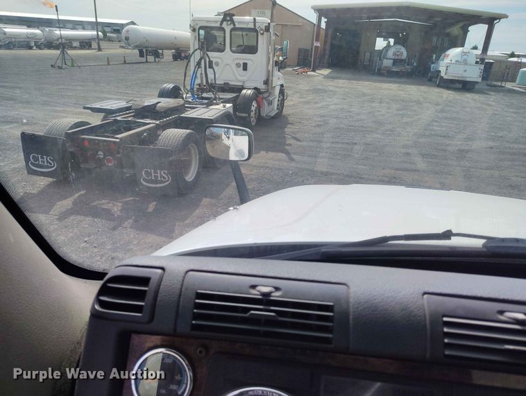 image for item EW1017 2014 Freightliner Cascadia semi truck
