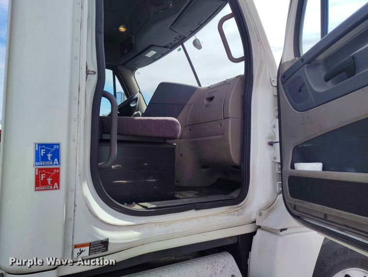 image for item EW1017 2014 Freightliner Cascadia semi truck