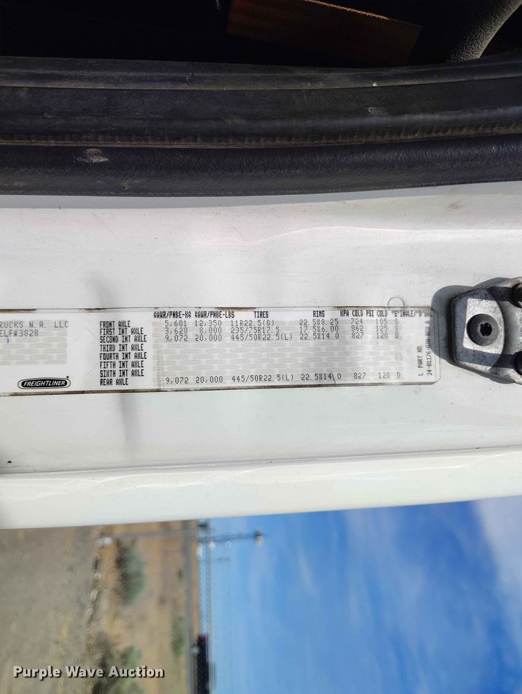 image for item EW1017 2014 Freightliner Cascadia semi truck