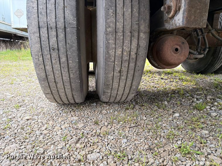 image for item EW2052 2002 Utility Trailer Mfg. Co. VS2DC dry van trailer