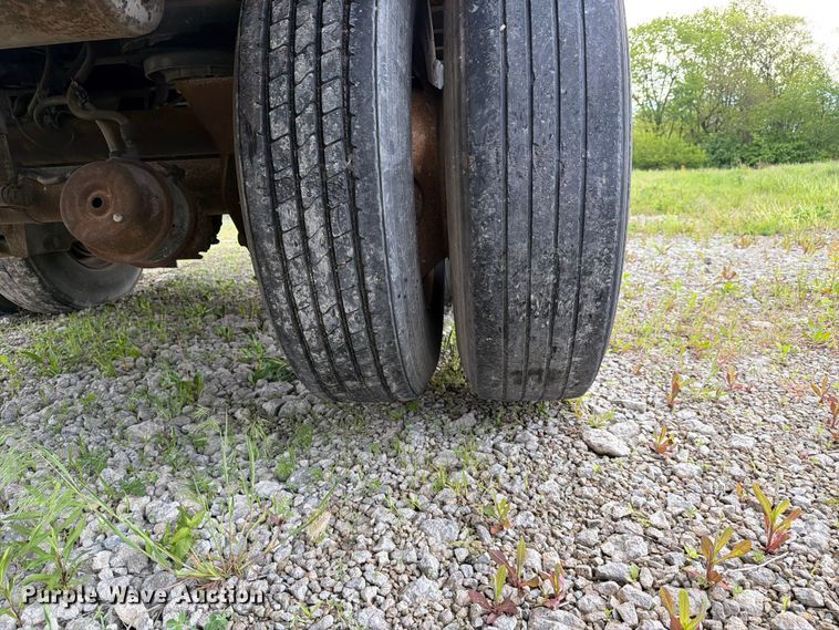 image for item EW2063 2005 Vanguard National Trailer Corp. VIP4000 dry van trailer