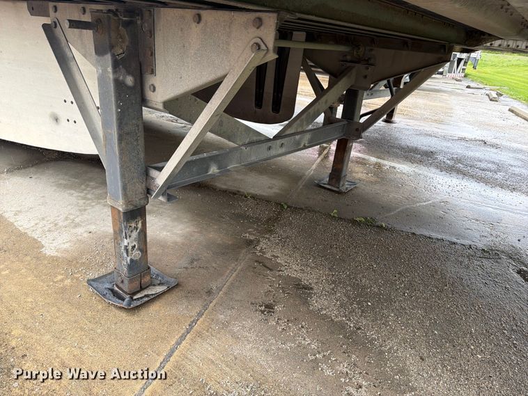 image for item EW2065 2010 Vanguard National Trailer Corp. Maxcube dry van trailer