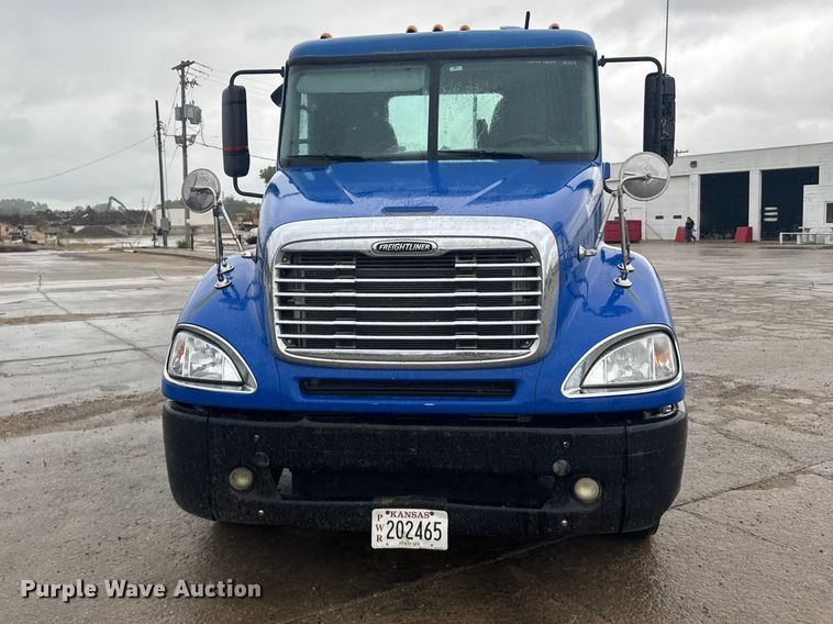 image for item EW4761 2009 Freightliner Columbia semi truck