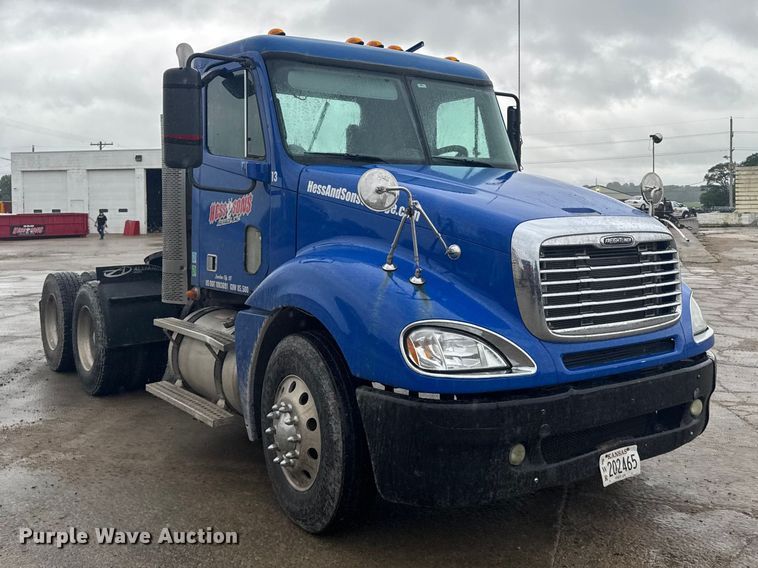 image for item EW4761 2009 Freightliner Columbia semi truck