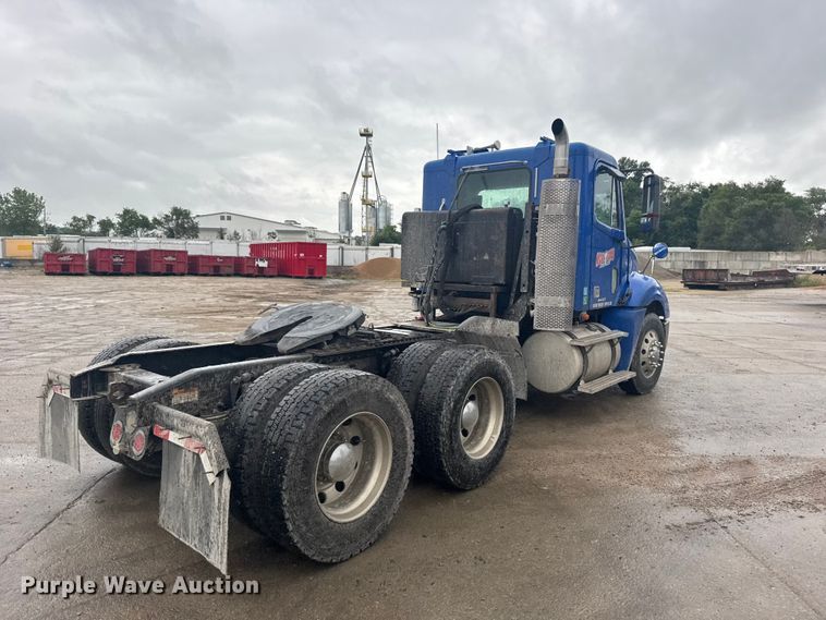 image for item EW4761 2009 Freightliner Columbia semi truck