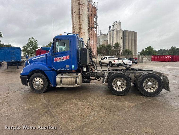 image for item EW4761 2009 Freightliner Columbia semi truck