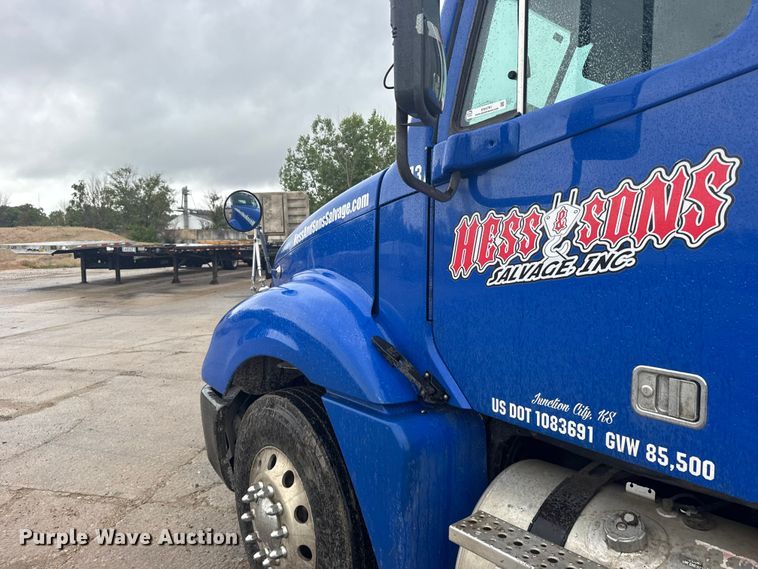 image for item EW4761 2009 Freightliner Columbia semi truck