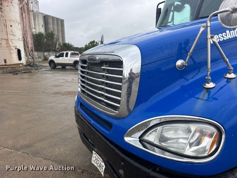image for item EW4761 2009 Freightliner Columbia semi truck