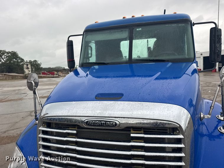image for item EW4761 2009 Freightliner Columbia semi truck