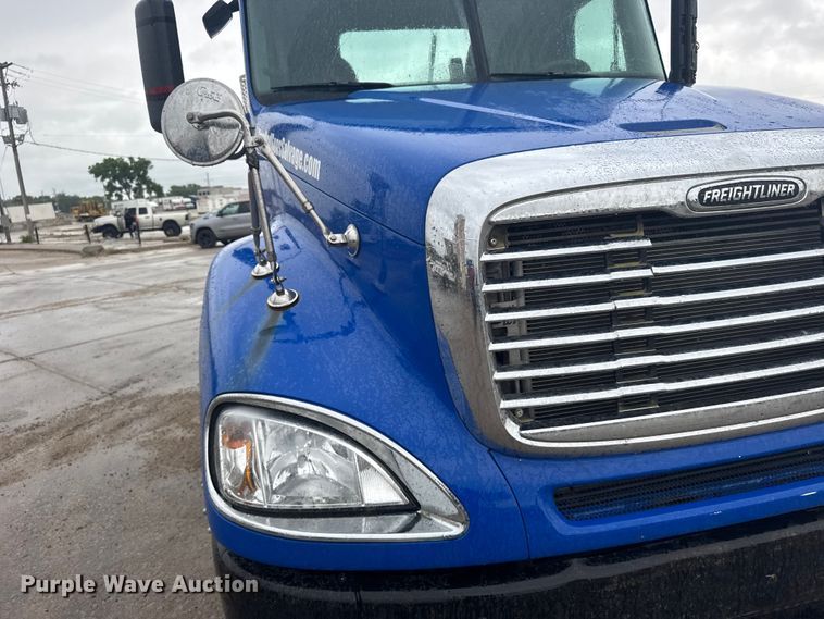 image for item EW4761 2009 Freightliner Columbia semi truck