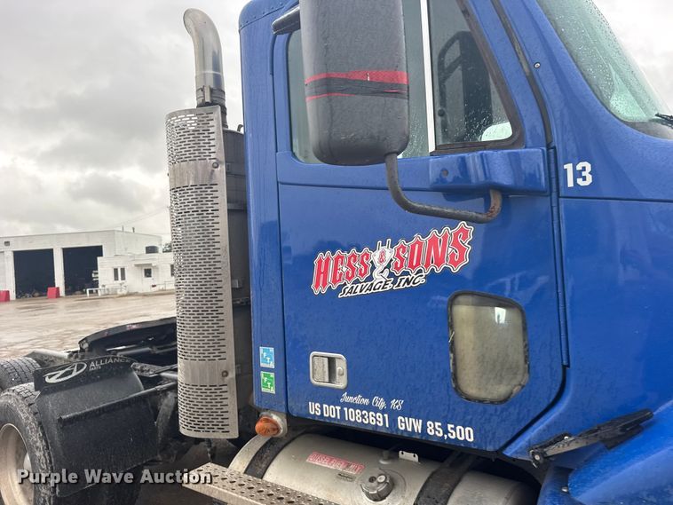 image for item EW4761 2009 Freightliner Columbia semi truck