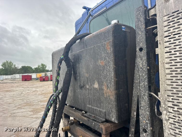 image for item EW4761 2009 Freightliner Columbia semi truck