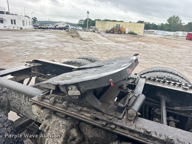 image for item EW4761 2009 Freightliner Columbia semi truck