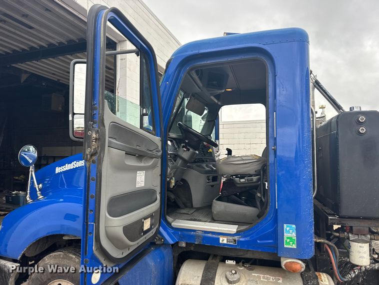 image for item EW4761 2009 Freightliner Columbia semi truck