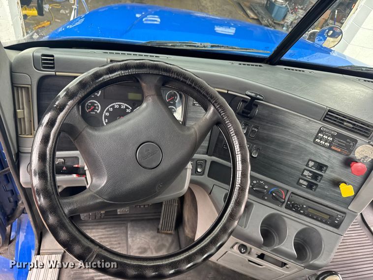 image for item EW4761 2009 Freightliner Columbia semi truck