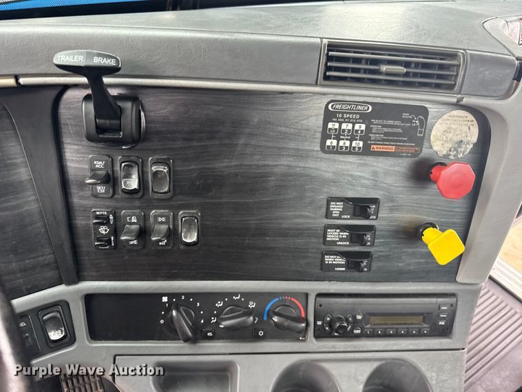 image for item EW4761 2009 Freightliner Columbia semi truck