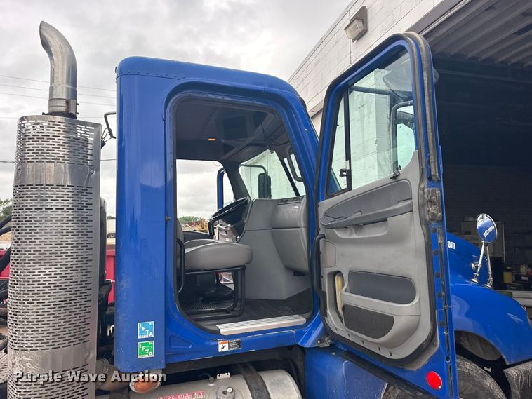 image for item EW4761 2009 Freightliner Columbia semi truck