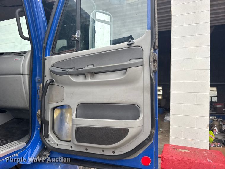 image for item EW4761 2009 Freightliner Columbia semi truck