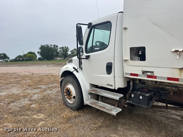 image for item FB7449 2005 Freightliner Business Class M2 refuse truck