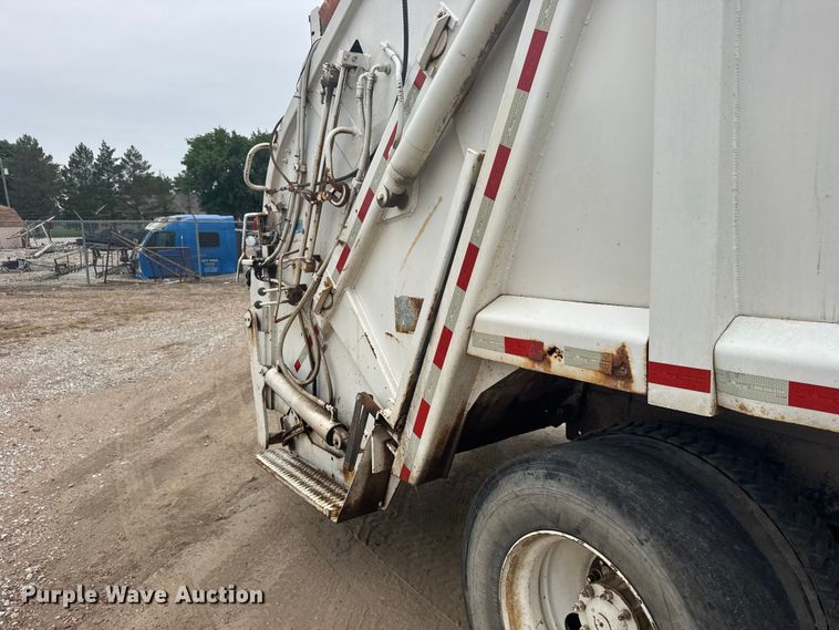 image for item FB7449 2005 Freightliner Business Class M2 refuse truck