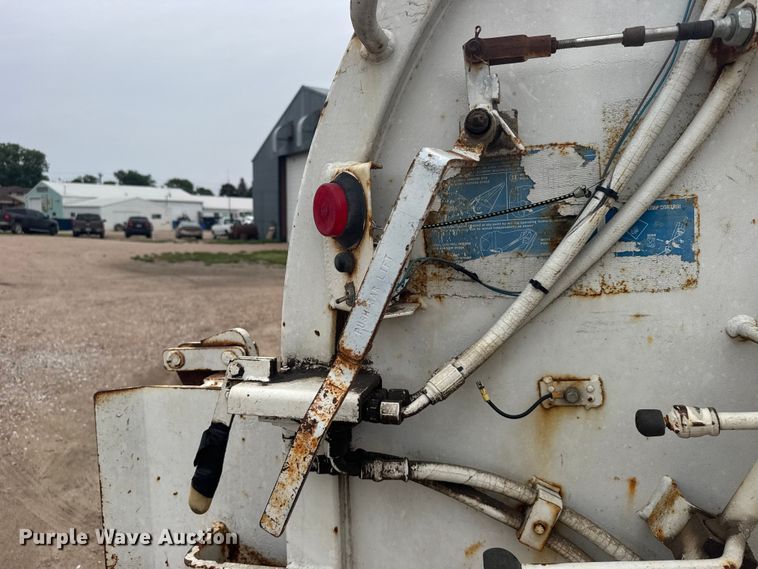 image for item FB7449 2005 Freightliner Business Class M2 refuse truck