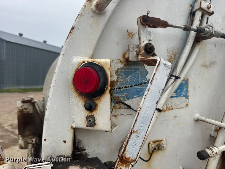 image for item FB7449 2005 Freightliner Business Class M2 refuse truck