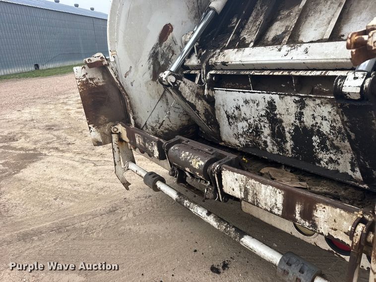 image for item FB7449 2005 Freightliner Business Class M2 refuse truck