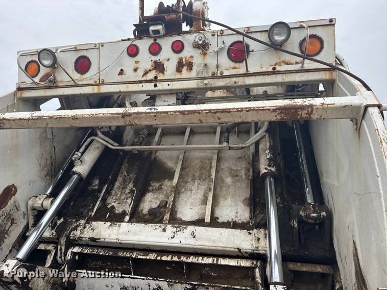 image for item FB7449 2005 Freightliner Business Class M2 refuse truck