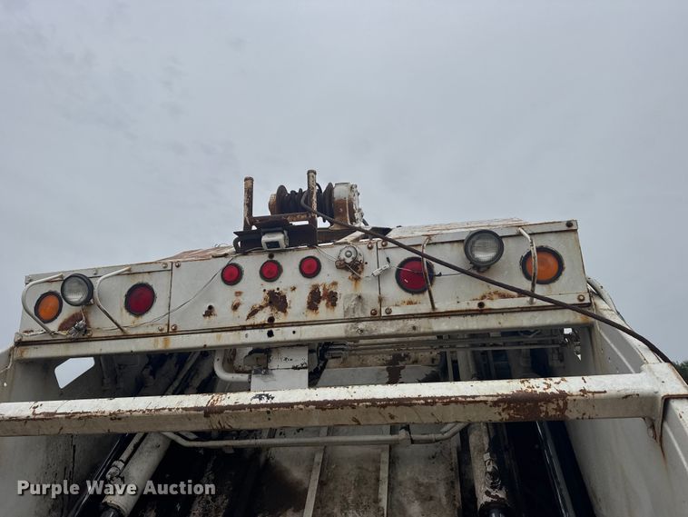 image for item FB7449 2005 Freightliner Business Class M2 refuse truck