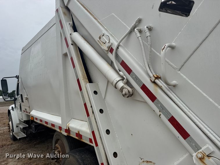 image for item FB7449 2005 Freightliner Business Class M2 refuse truck