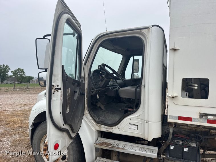 image for item FB7449 2005 Freightliner Business Class M2 refuse truck