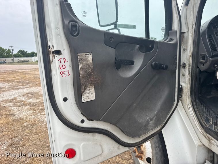 image for item FB7449 2005 Freightliner Business Class M2 refuse truck