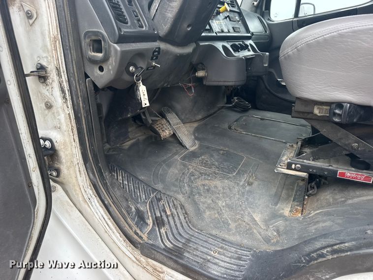 image for item FB7449 2005 Freightliner Business Class M2 refuse truck