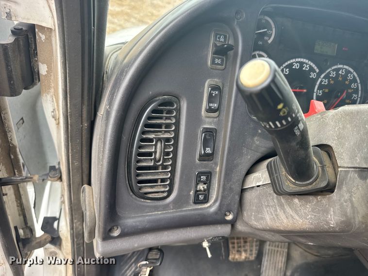 image for item FB7449 2005 Freightliner Business Class M2 refuse truck